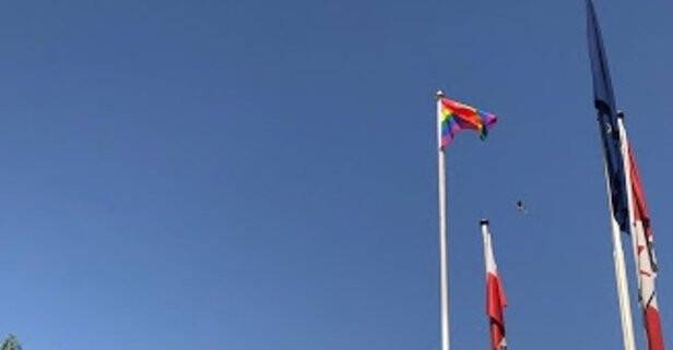 Büyükelçiliklere LGBT Bayrağı Çekildi
