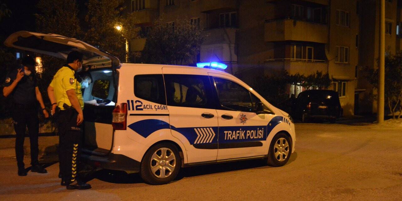 Sokağa çıkma kısıtlamasını ihlal eden ehliyetsiz sürücü polisten kaçarken kaza yaptı
