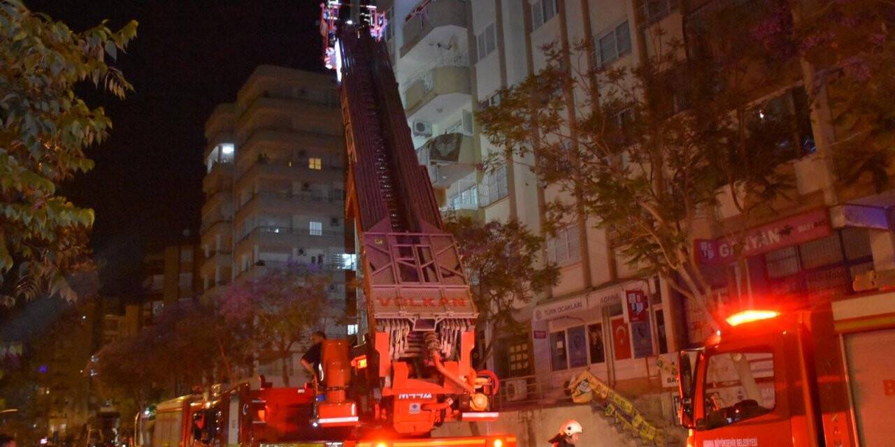 Adana'da bir ev yanarak kullanılamaz hale geldi