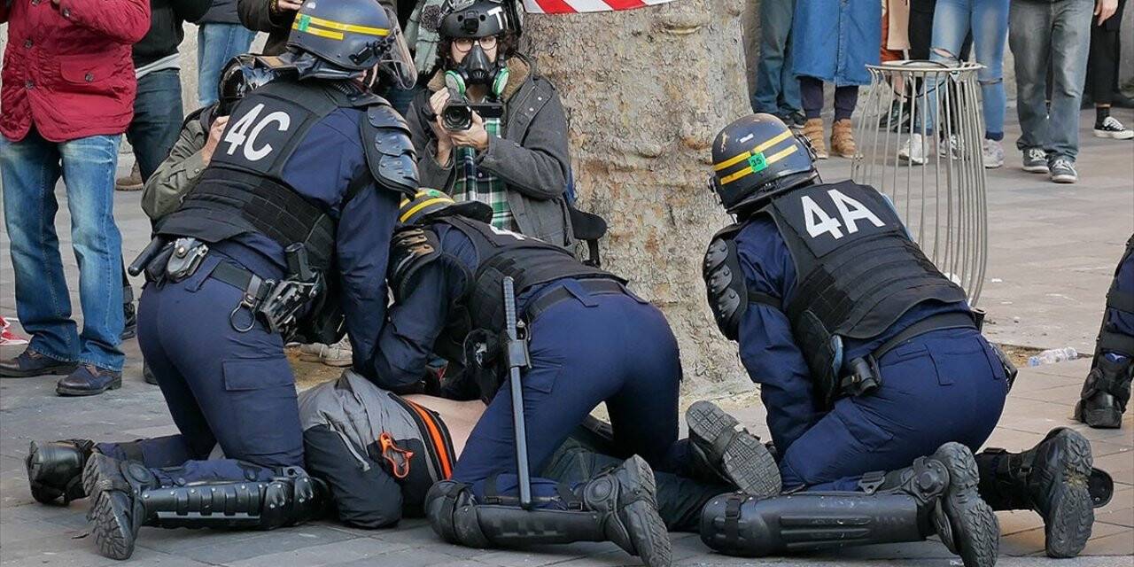Paris'te polis şiddetine karşı olaylı gösteri
