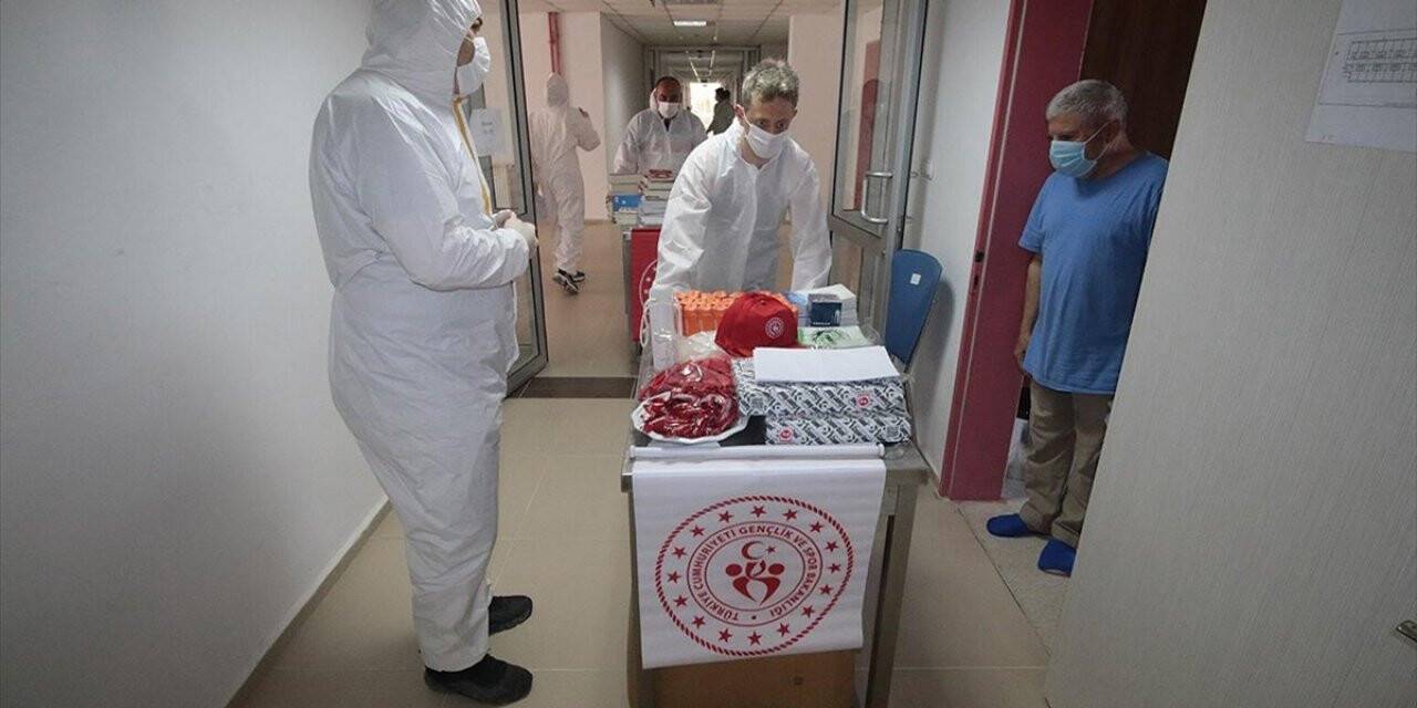 Bakan Kasapoğlu'nun hediyeleri yurtta kalan vatandaşlara ulaştırıldı