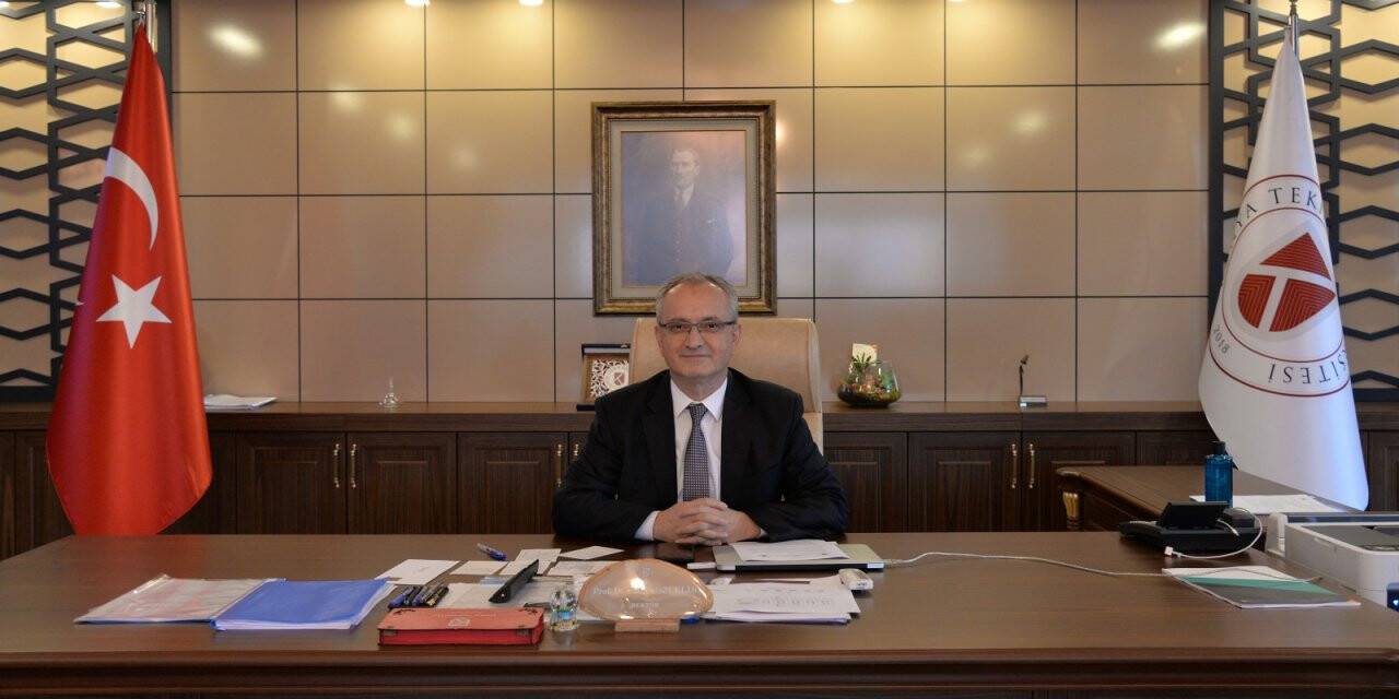 Rektör Özçelik 19 Mayıs'ı kutladı