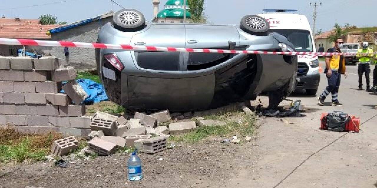 Aksaray'da evin duvarına çarpan otomobil devrildi: 1 ölü, 1 yaralı