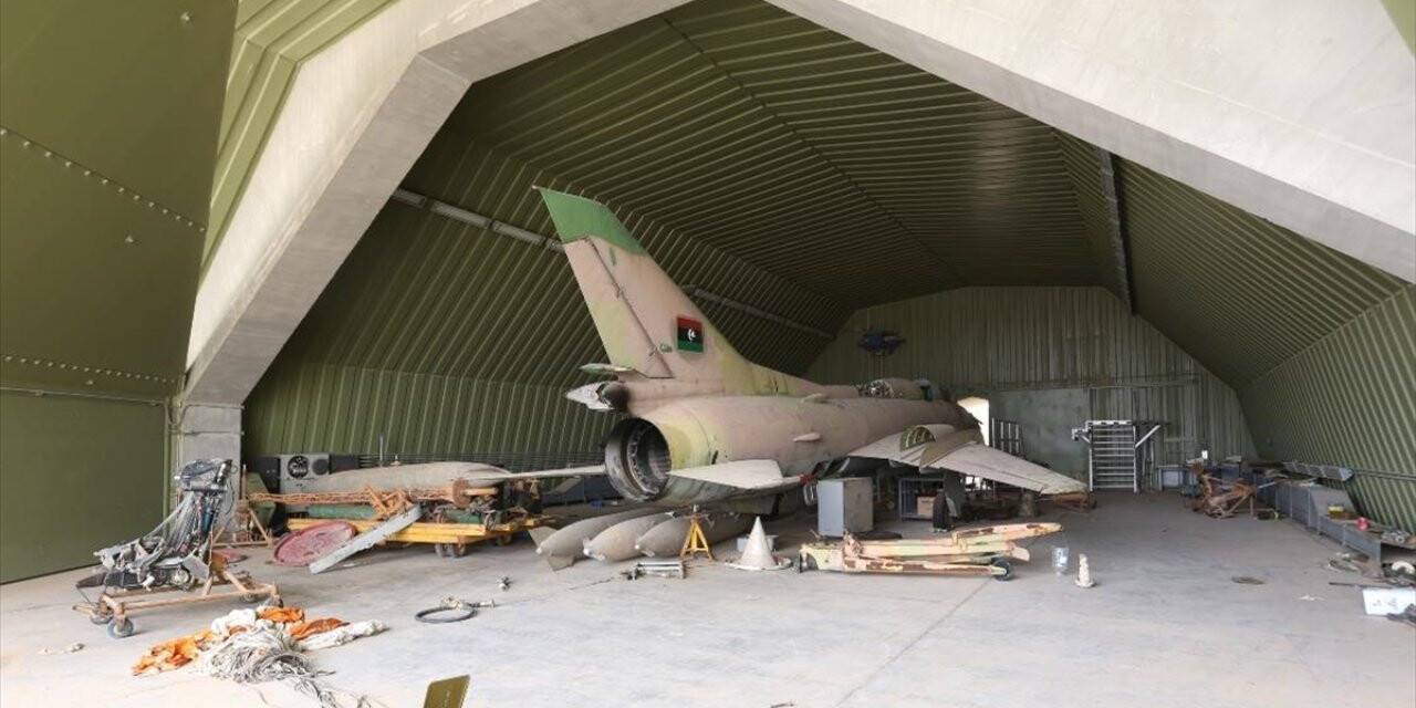 AA ekibi Libya'da Hafter milislerinden kurtarılan hava üssünü görüntüledi