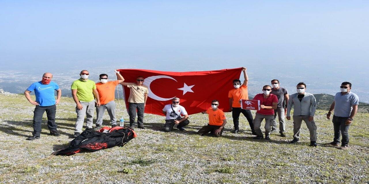 Manisa'da yamaç paraşütüyle "Gençlik Bayramı" coşkusu