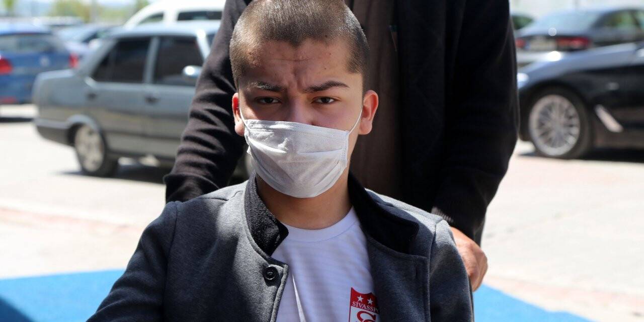 Afgan Ehsan, komada girdiği hastaneden yürüyerek çıktı