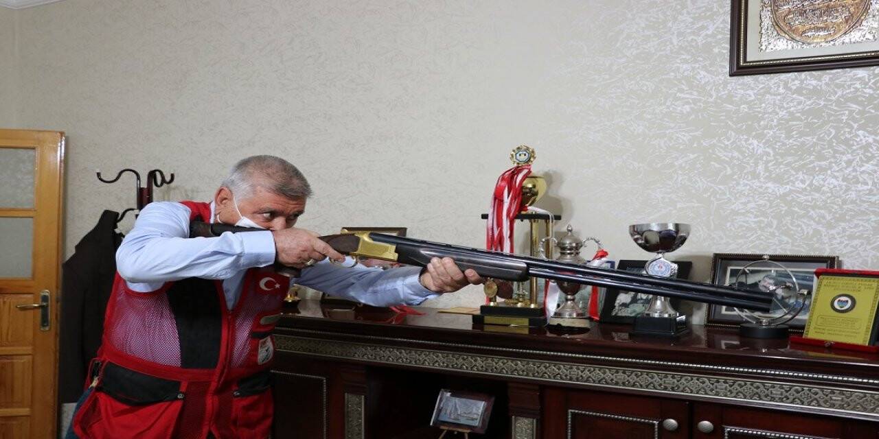74'lük atıcı spor aşkıyla gençlere taş çıkartıyor