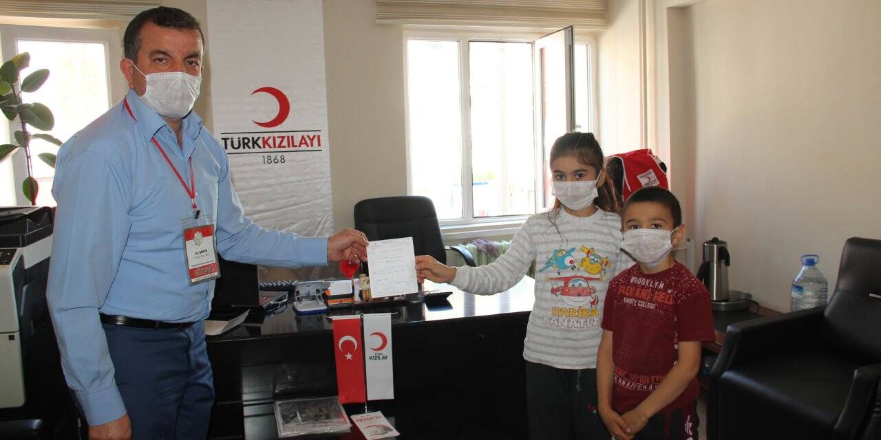 Kumbaralarındaki haçlıklarını Afganistan'a gönderilmek üzere Kızılay'a bağışladılar