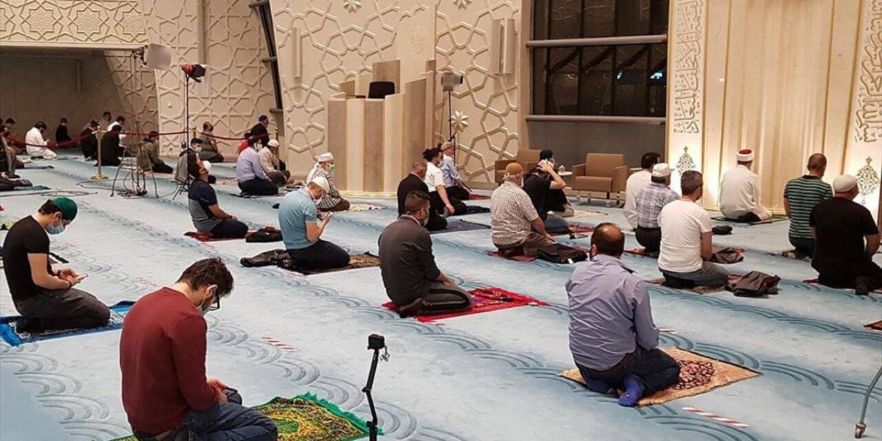 Almanya'da bu yılki ramazanın ilk teravih namazı kılındı