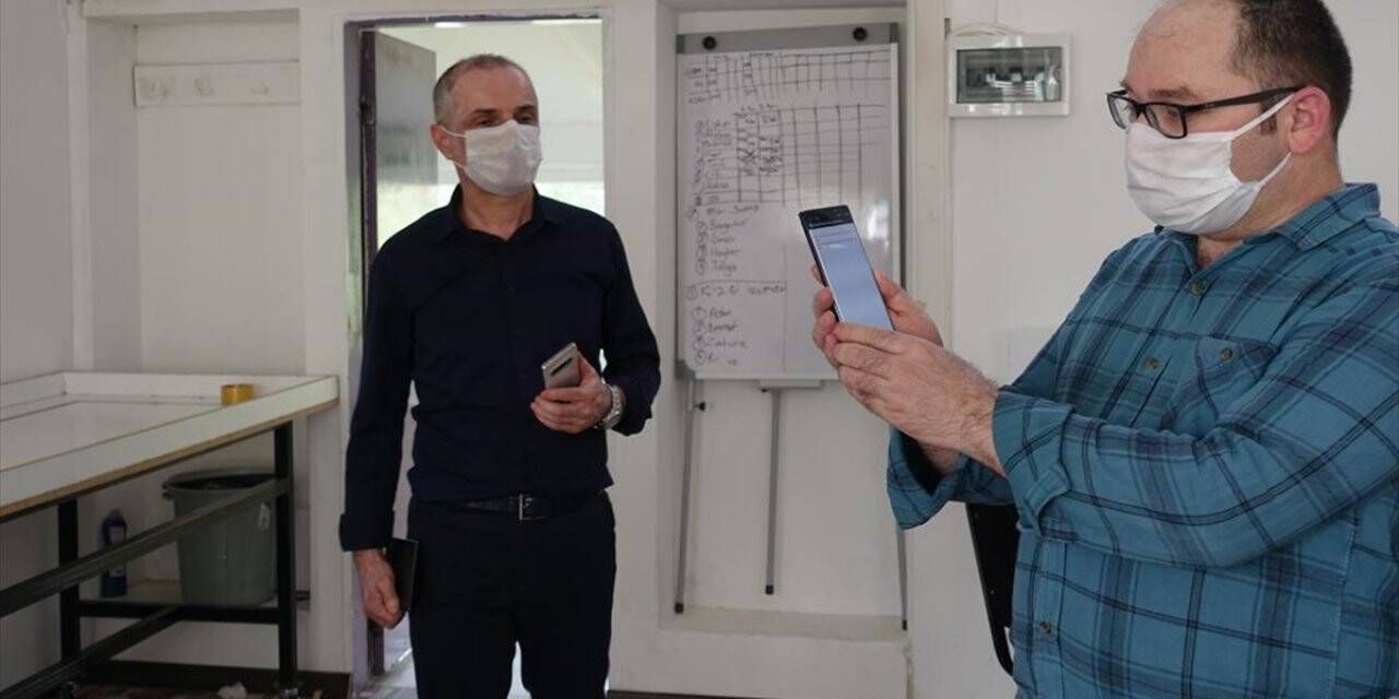 Meslek lisesi öğretmeni bluetooth ile çalışan 'sosyal mesafe ihlali' uygulaması geliştirdi