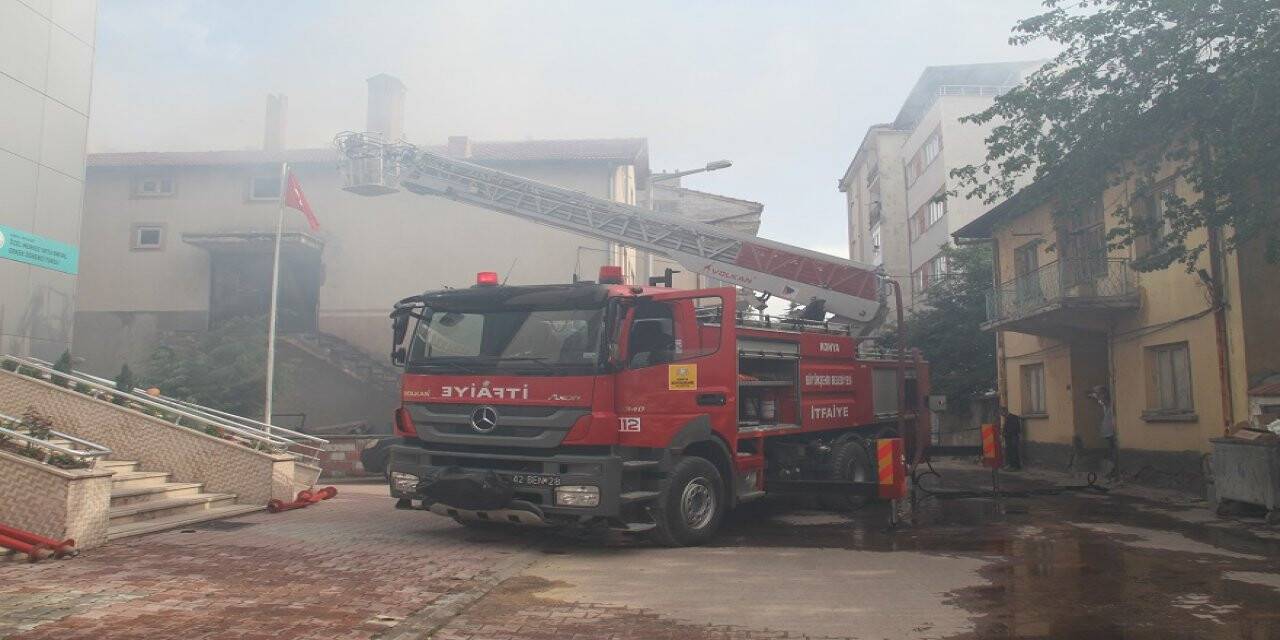 Beyşehir'de iki katlı binanın bacasında çıkan yangın itfaiye ekiplerince söndürüldü