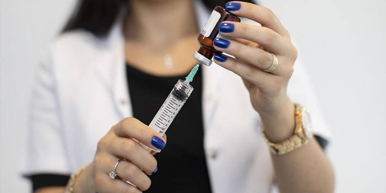 Oxford Üniversitesinin Kovid-19 aşısı başarılı olursa eylülde üretime geçilebilir