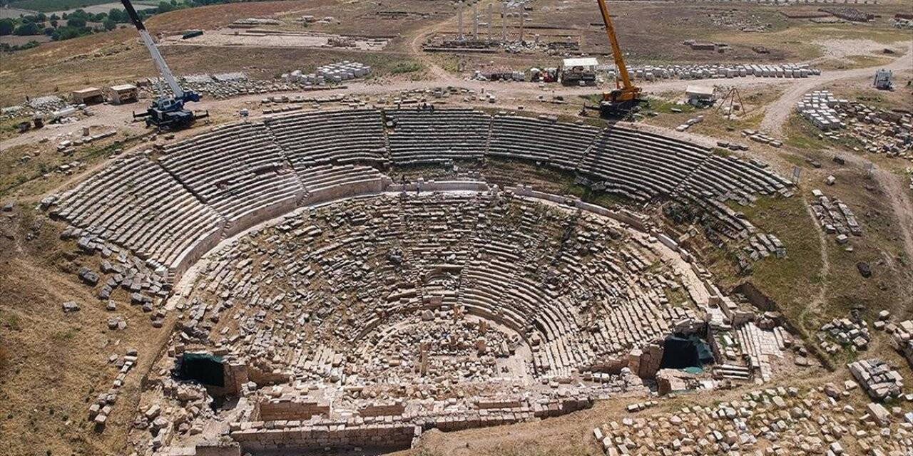 Laodikya'nın 2 bin 200 yıllık tiyatrosu ziyaretçilerini ağırlamaya hazırlanıyor