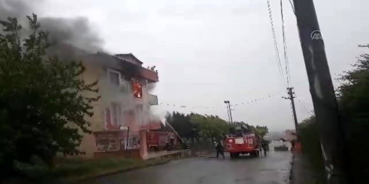 Kocaeli'de evlerinde çıkan yangında mahsur kalan aileyi itfaiye ekipleri kurtardı