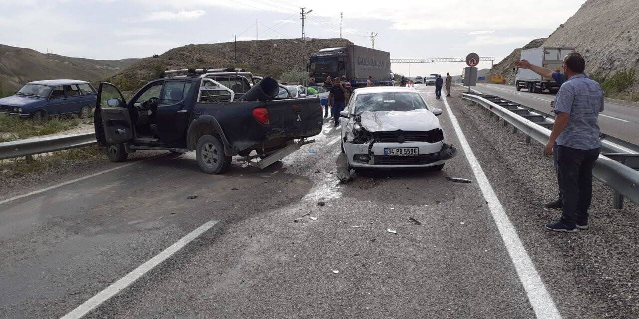 Sivas'ta otomobil park halindeki kamyonete çarptı: 4 yaralı