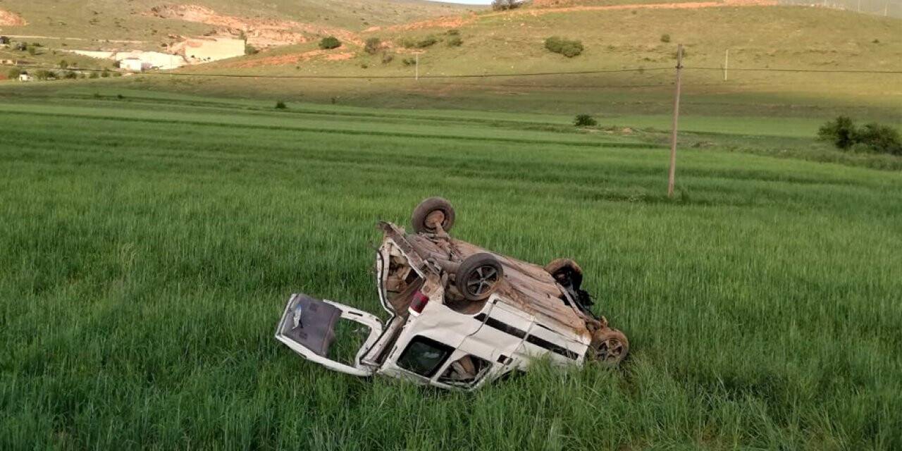 Kırşehir'de hafif ticari araç devrildi: 5 yaralı