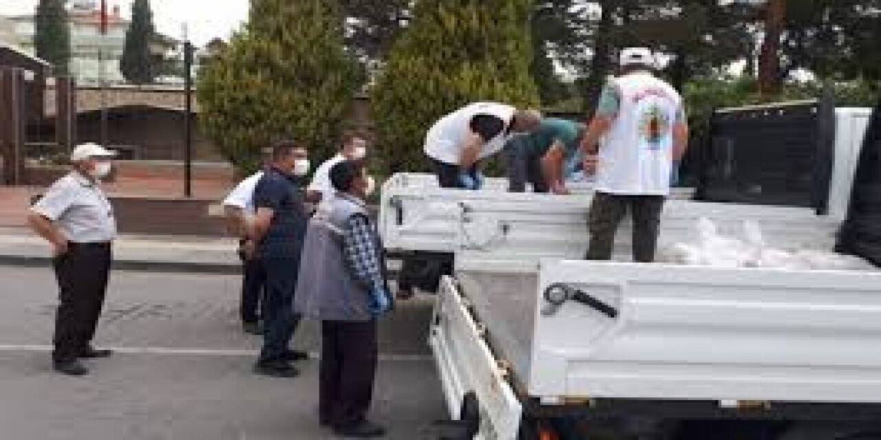 Nallıhan MHP İlçe Başkanlığı Çayırhan Mahallesinde yardım dağıttı