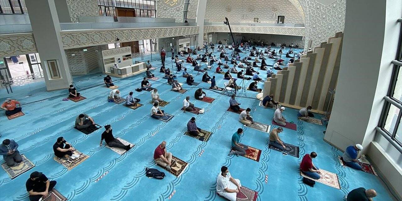 Almanya'da Kovid-19 salgını sonrası ilk cuma namazı kılındı