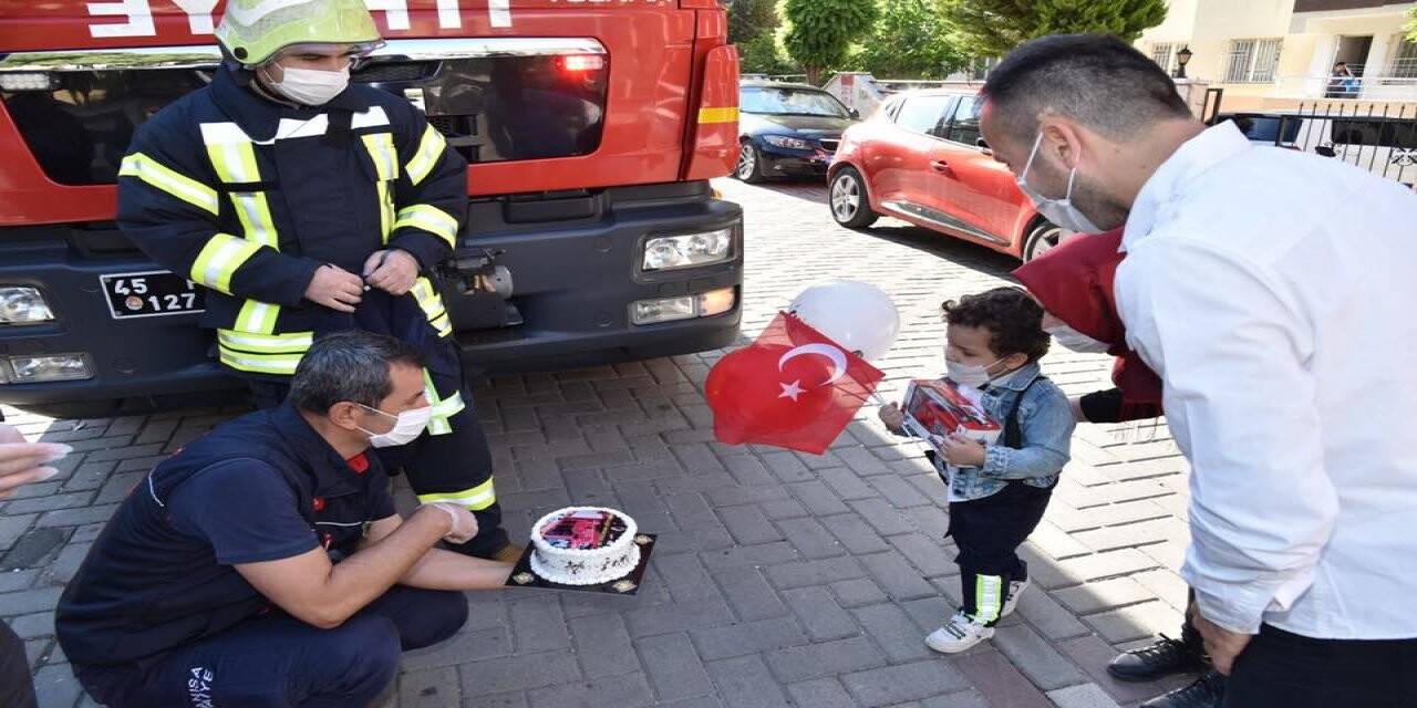 İzmir'de yaşayan dede, Manisa'daki torununa itfaiye aracılığıyla sürpriz yaptı