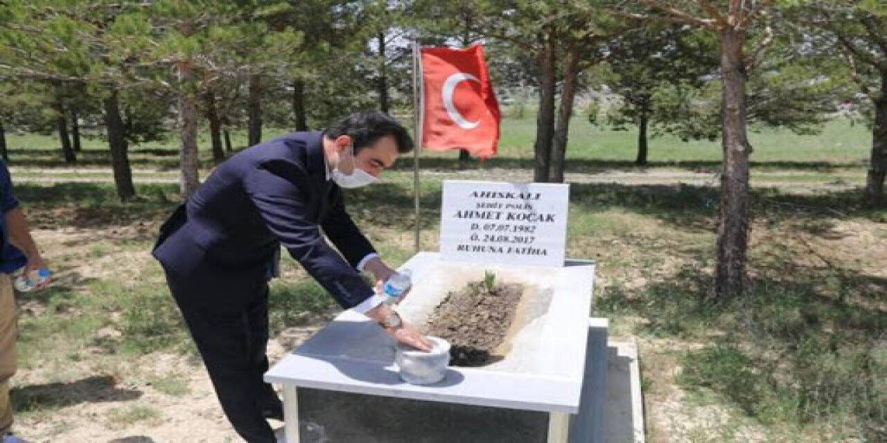 Ulaş Kaymakamı Akköz'den şehit kabirlerine ziyaret