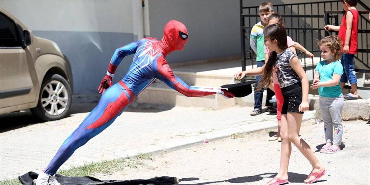 Antalyalı 'Örümcek Adam'dan çocuklara bayram şekeri