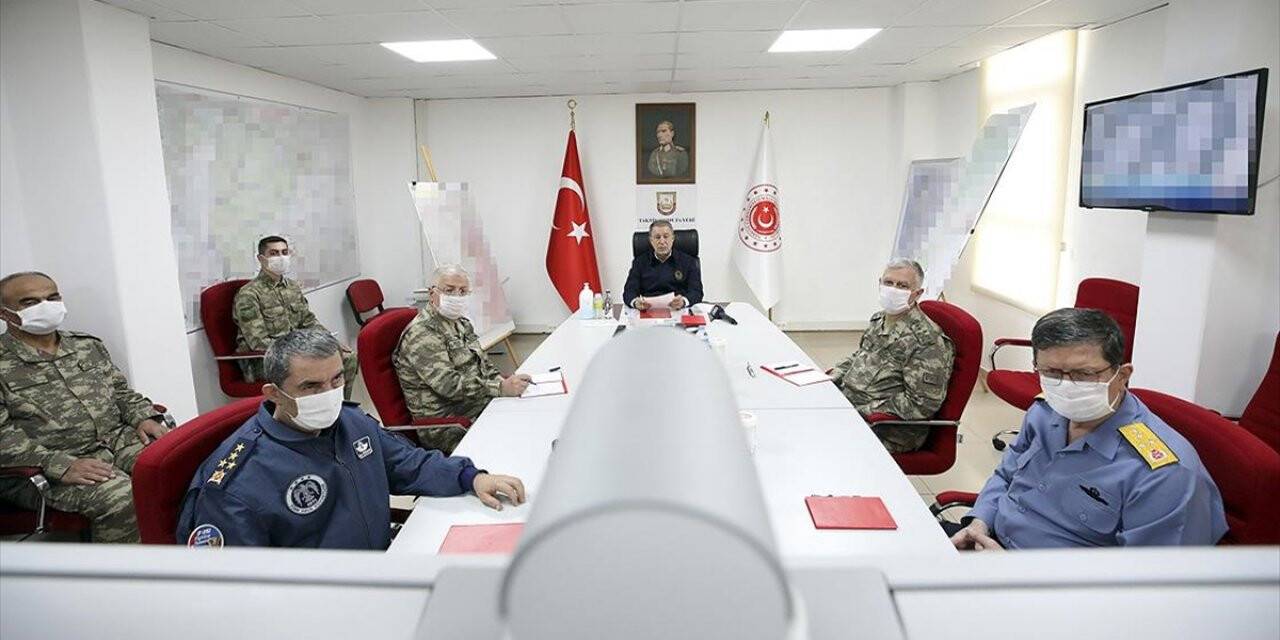 Milli Savunma Bakanı Akar ve TSK'nın komuta kademesinden sınır hattında bayram