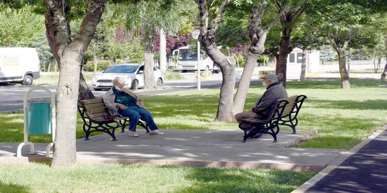 65 yaş ve üstü vatandaşlar, bayramın ilk günü sokağa çıkmanın tadını çıkardı
