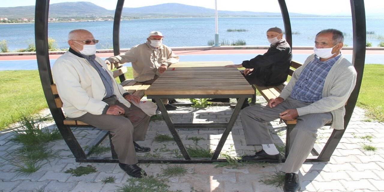 Beyşehir'de 65 yaş ve üstü vatandaşlar göl kıyılarına akın etti