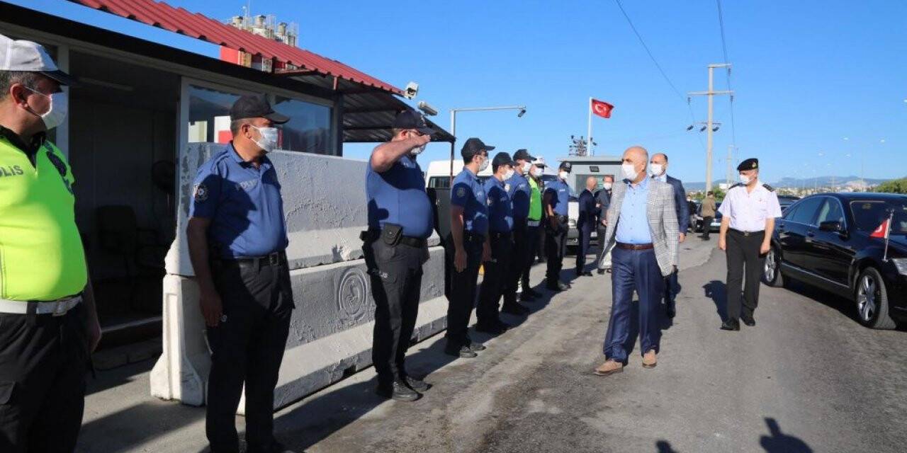 Denizli Valisi Karahan, görev başındaki çalışanlara bayram ziyaretlerinde bulundu