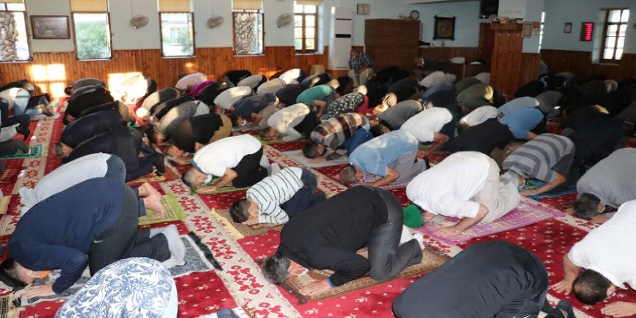 KKTC'de Ramazan Bayramı namazı sosyal mesafeye uygun kılındı