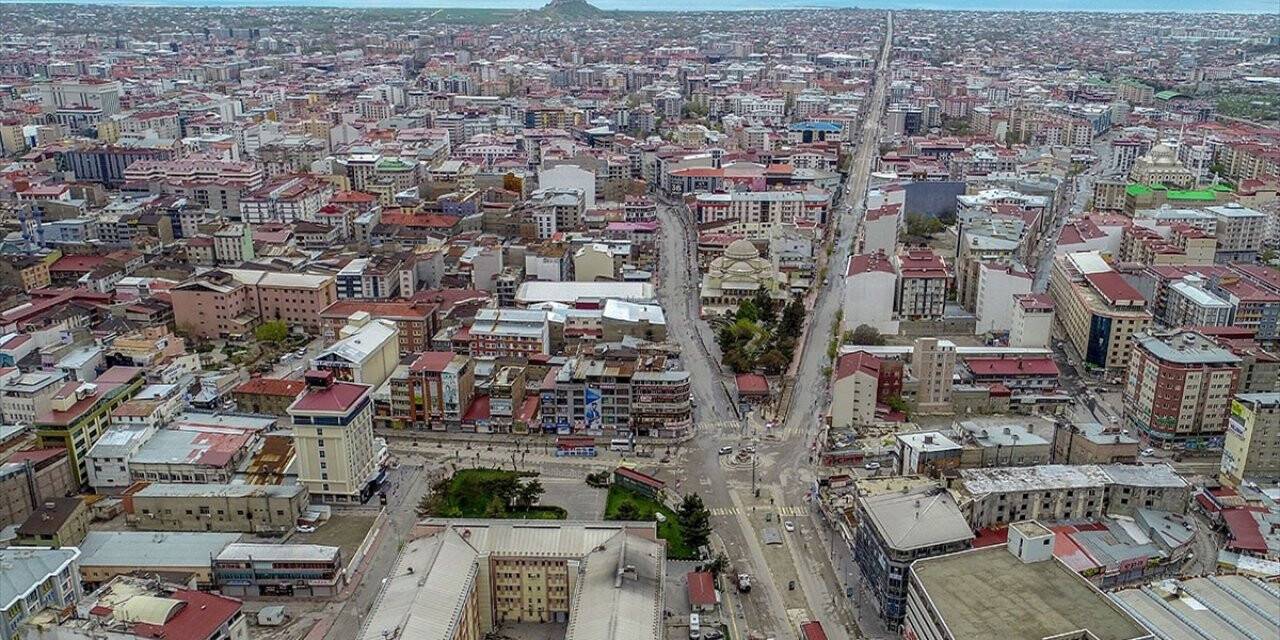 Van'da bazı vatandaşlar hastane için izin alıp akraba ziyaretine gitmişler
