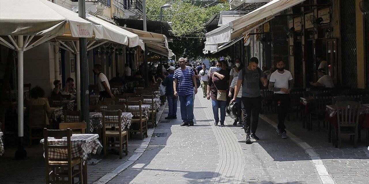 Yunanistan'da kafe ve restoranlar açıldı