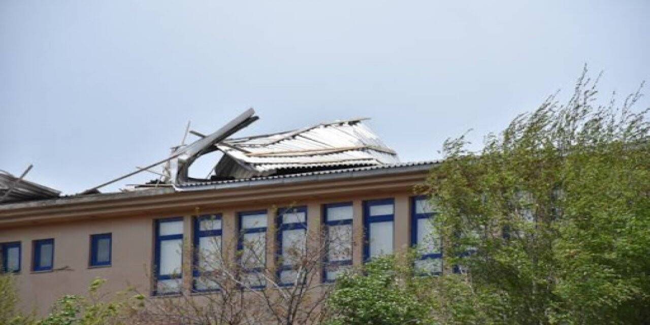 Kars'ta fırtına çatıları uçurdu, ağaçları devirdi