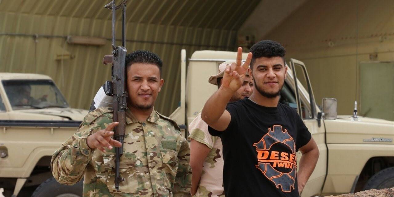 Libya ordusu 15 Hafter milisini ele geçirdi