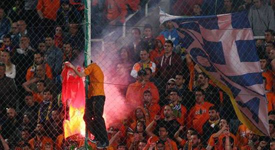 APOEL tribünleri Türk bayrağını yaktı