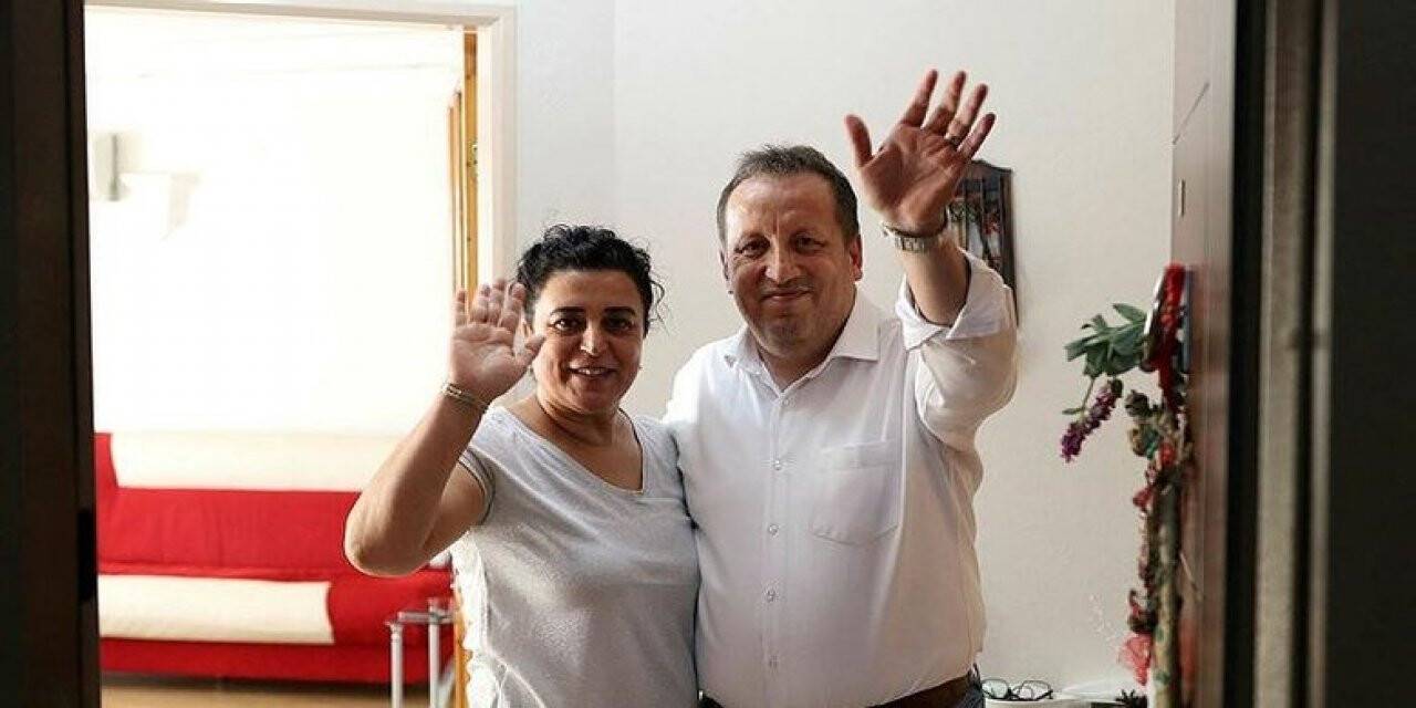 Kovid-19'u yenen sağlıkçı çift bayramda meslektaşlarını unutmadı