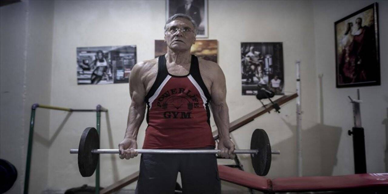 80 yaşındaki "delikanlı", sokağa çıkamayınca kapıcı dairesini spor salonuna çevirdi