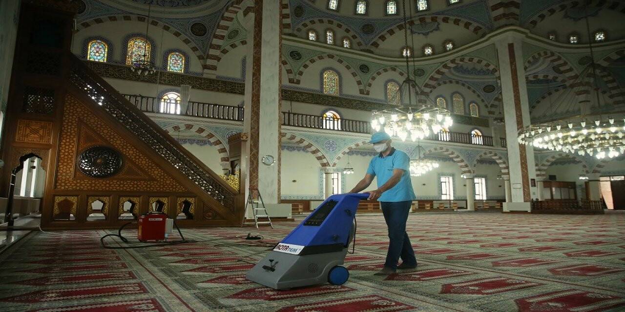 Kocaeli'de yeniden ibadete açılacak camiler dezenfekte ediliyor