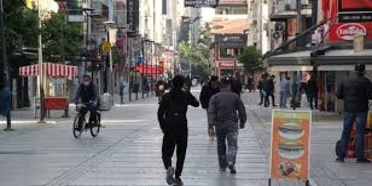 İzmir ve çevresinde sokağa çıkma kısıtlamasının ardından kent meydanları hareketlendi