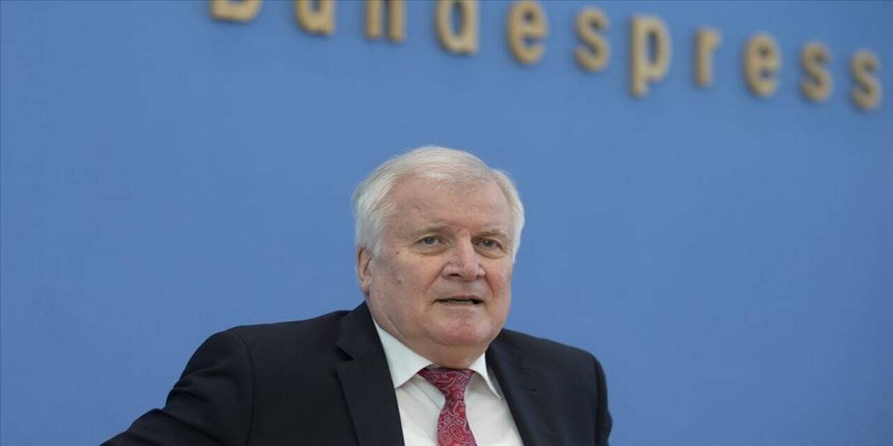 Almanya İçişleri Bakanı Seehofer: "En büyük tehdit aşırı sağdan geliyor"