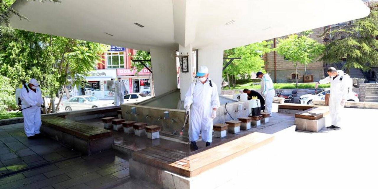 Aksaray'da yeniden ibadete açılacak camiler dezenfekte ediliyor