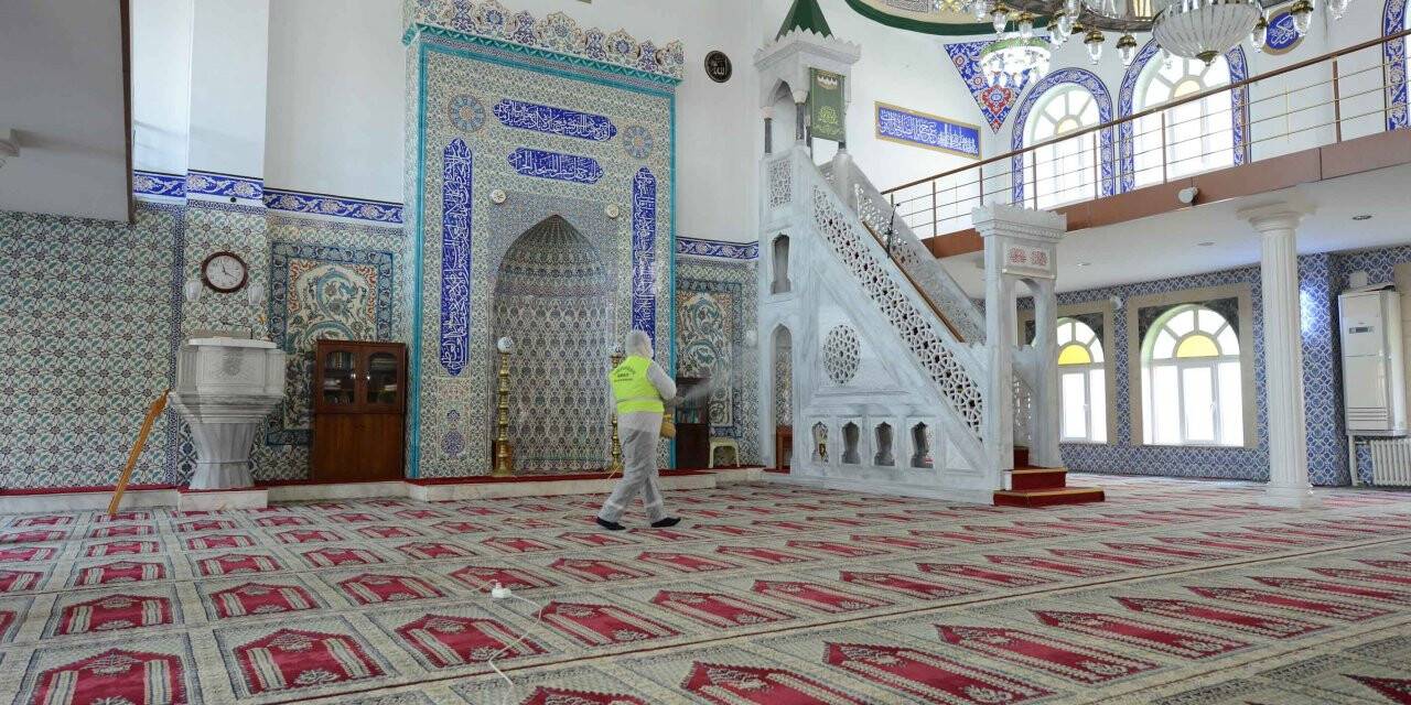 Bahçelievler'deki camiler ve cemevi dezenfekte edildi