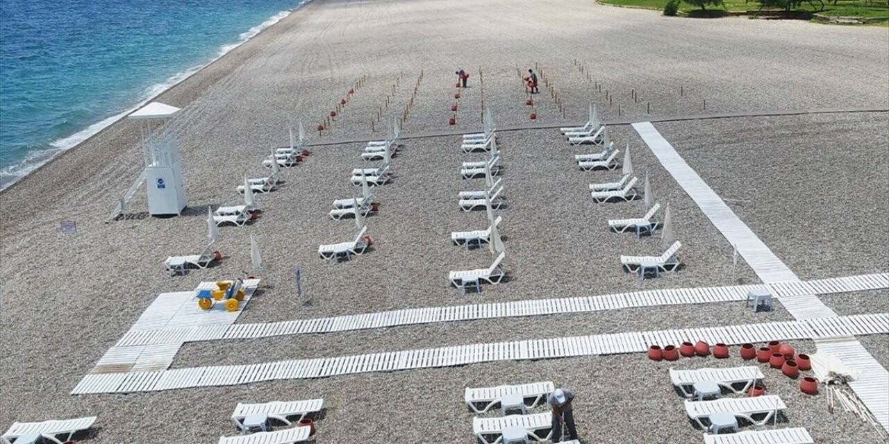 Konyaaltı Sahilinde 'Sosyal Mesafeli Tatil' Düzenlemesi