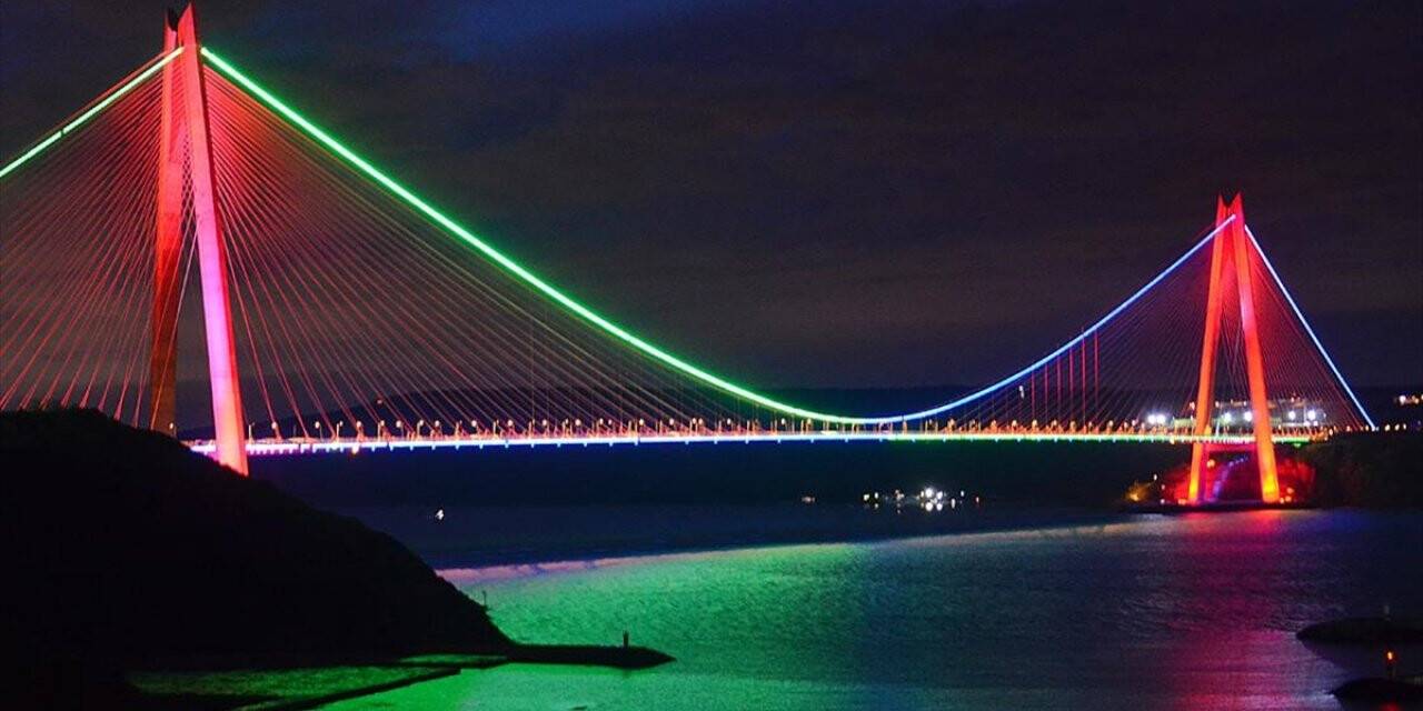 İstanbul'un köprüleri Azerbaycan bayrağı renklerine büründü