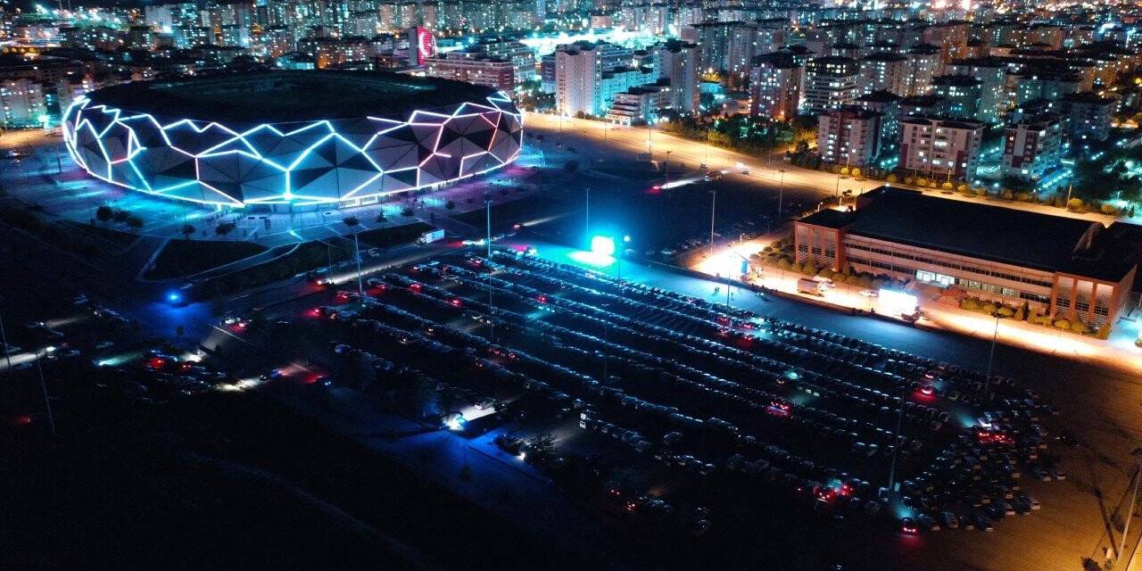 Konya'da "arabalı sinema" etkinliğine yoğun ilgi