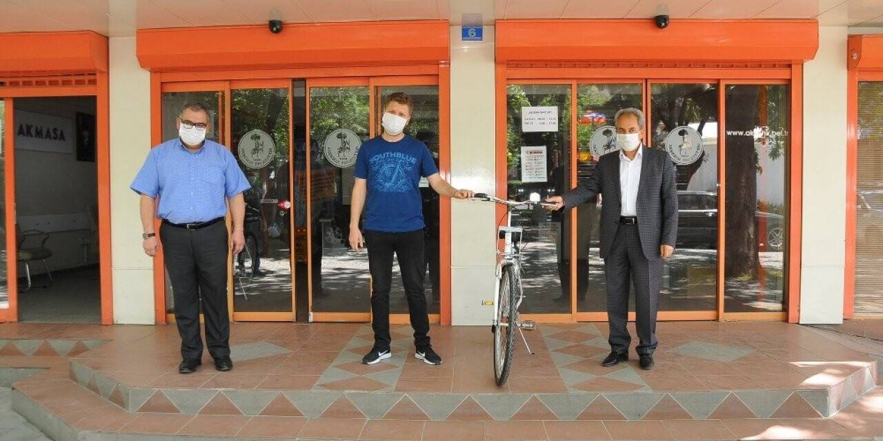 Yarışmada Kazananlar Bisikletlerini Teslim Alıyor