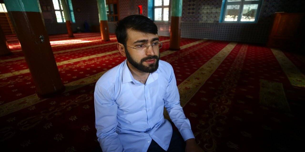 Cami coşkusunu evlere taşıyan imam mahallelinin takdirini topluyor