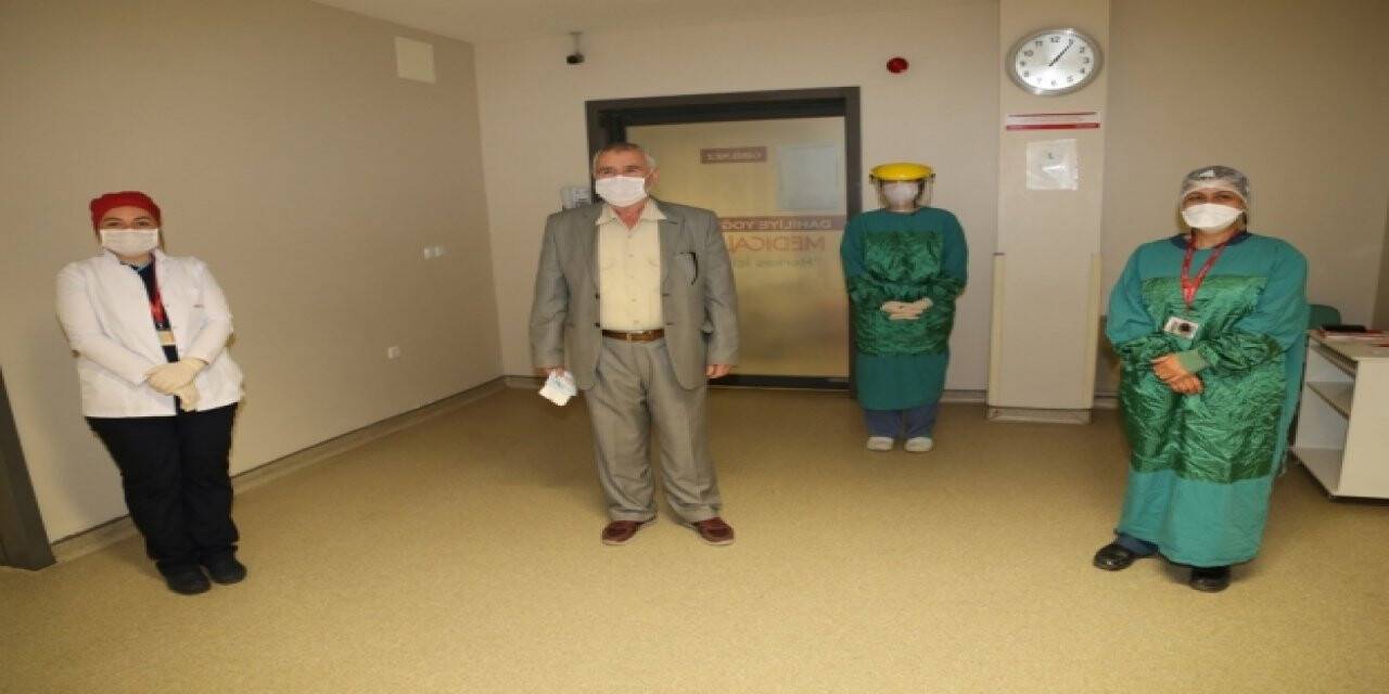 Kovid-19 tedavisi gördüğü hastaneden şiir okuyup türkü söyleyerek ayrıldı