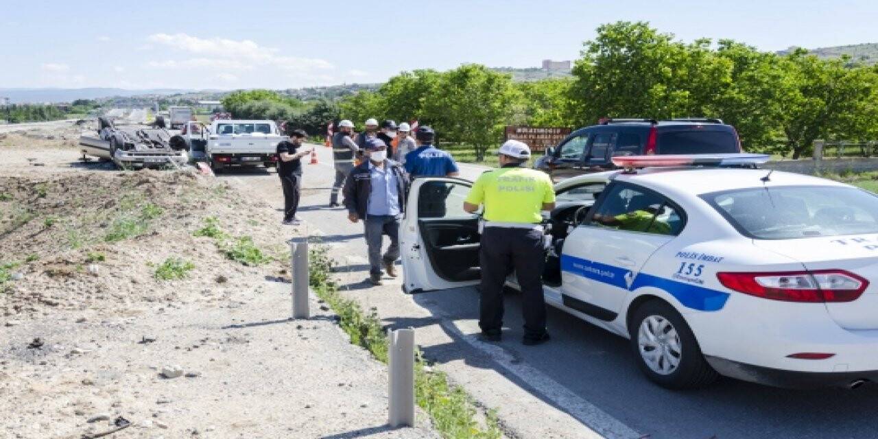 Kahramankazan'da hafif ticari araç ile otomobil çarpıştı: 3 yaralı