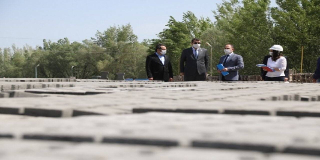 Vali Ayhan, Kilitli Parke Taşı Üretim Tesisleri'ni ziyaret etti